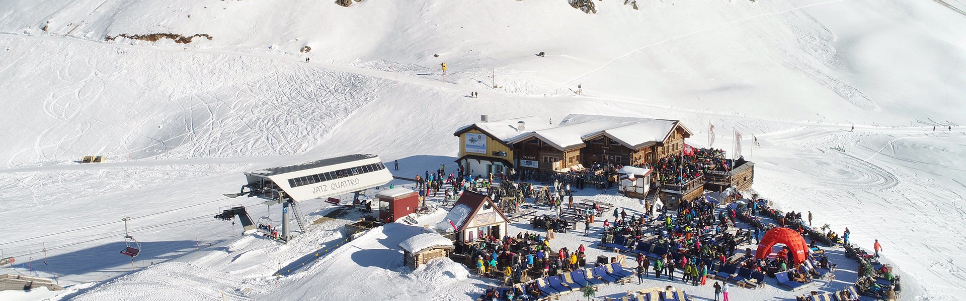 Guests on the sun terrace of Jatzhütte, high above Davos